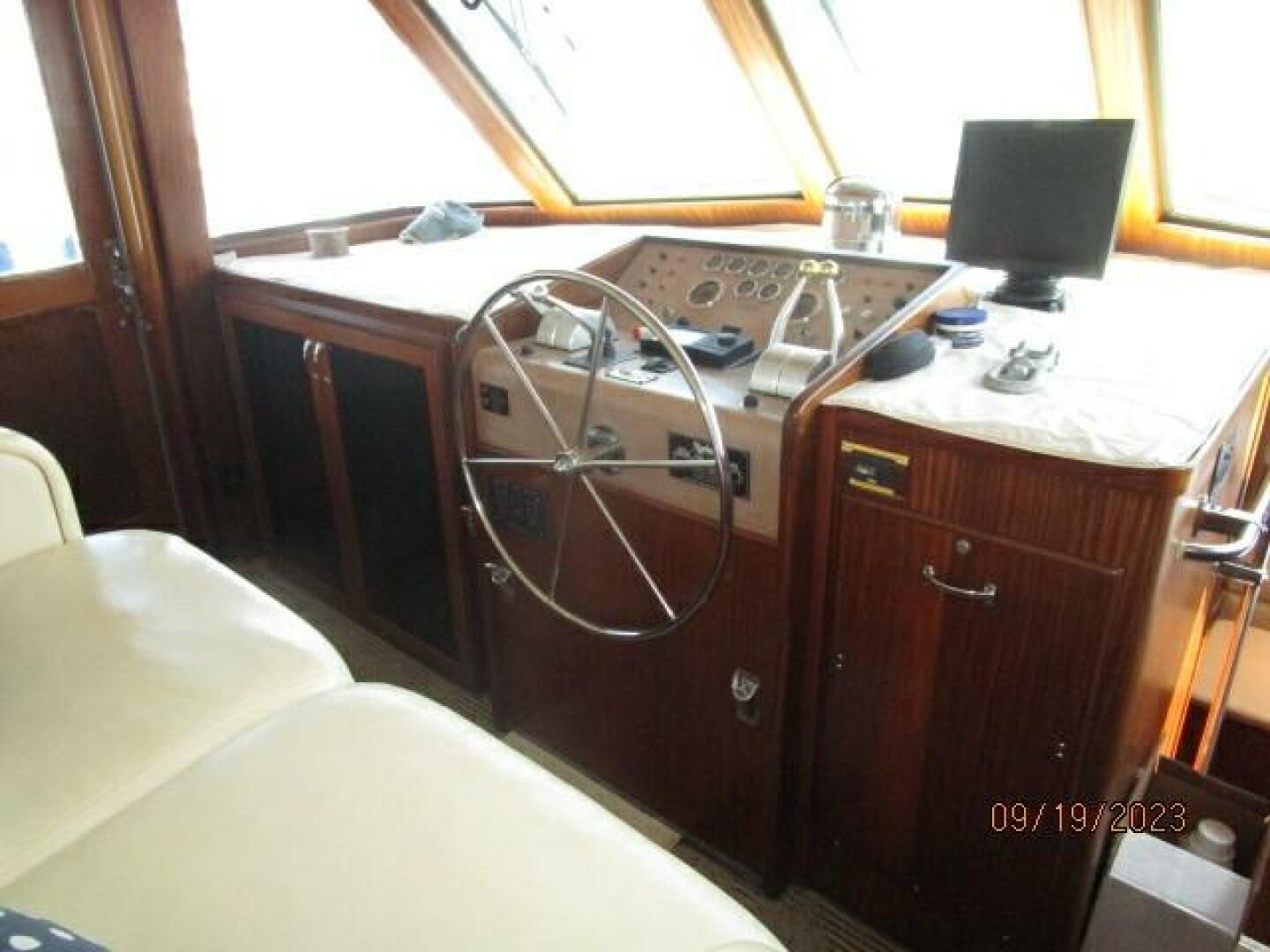 Hatteras-63 CPMY 1986-WOLO Jacksonville-Florida-United States-63 Hatteras lower helm1-3904593 | Thumbnail