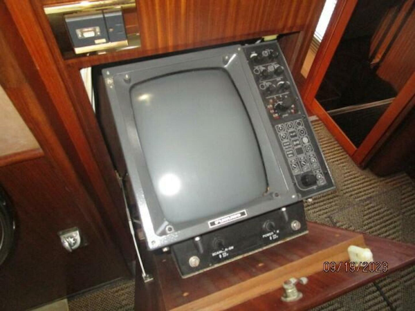 Hatteras-63 CPMY 1986-WOLO Jacksonville-Florida-United States-63 Hatteras lower helm Radar-3904595