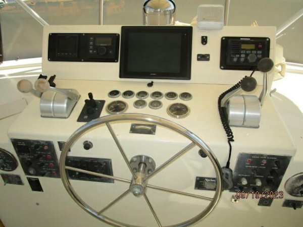 Hatteras-63 CPMY 1986-WOLO Jacksonville-Florida-United States-63 Hatteras flybridge helm2-3904557