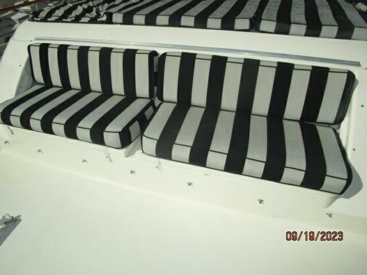 Hatteras-63 CPMY 1986-WOLO Jacksonville-Florida-United States-63 Hatteras foredeck benchseat-3904565 | Thumbnail