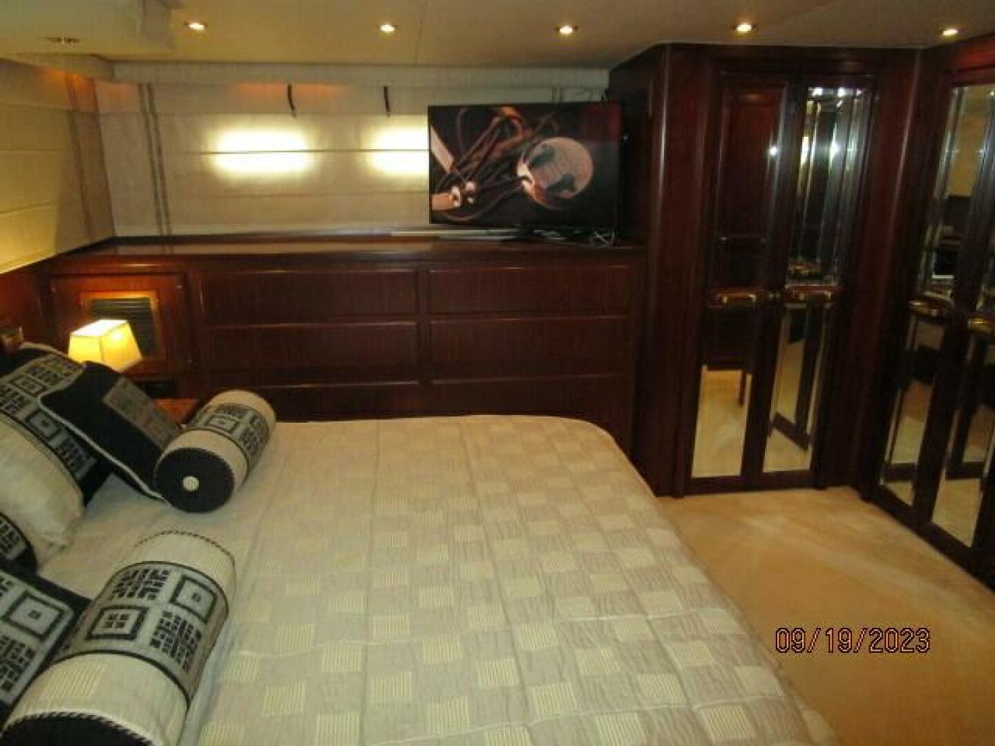 Hatteras-63 CPMY 1986-WOLO Jacksonville-Florida-United States-63 Hatteras master stateroom port-3904586 | Thumbnail