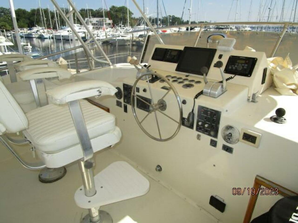 Hatteras-63 CPMY 1986-WOLO Jacksonville-Florida-United States-63 Hatteras flybridge helm1-3904556