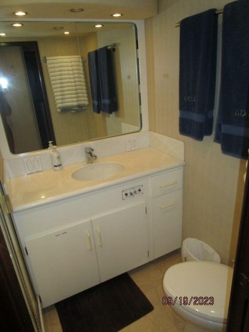 Hatteras-63 CPMY 1986-WOLO Jacksonville-Florida-United States-63 Hatteras starboard guest head-3904624 | Thumbnail
