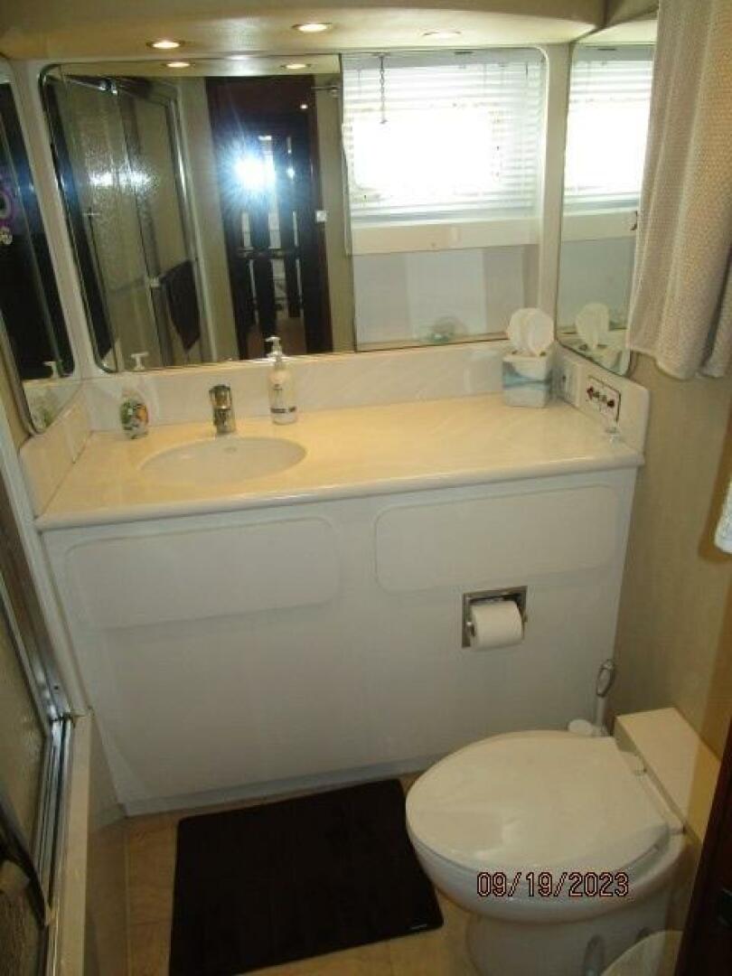 Hatteras-63 CPMY 1986-WOLO Jacksonville-Florida-United States-63 Hatteras master stateroom head-3904585 | Thumbnail