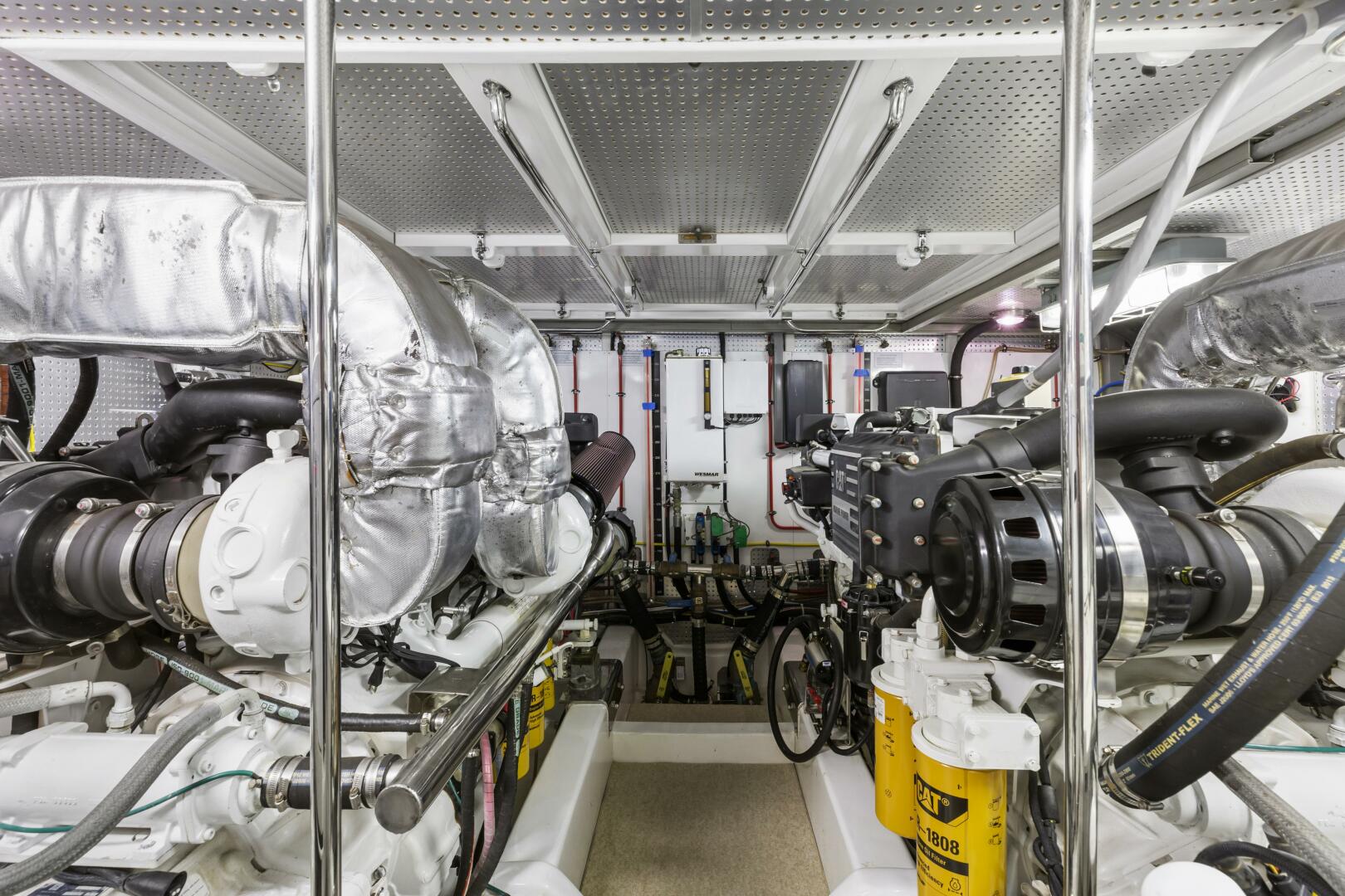 Hampton-Cockpit Motoryacht 2007-PORK CHOP Newport Beach-California-United States-ENGINE ROOM -3941278 | Thumbnail