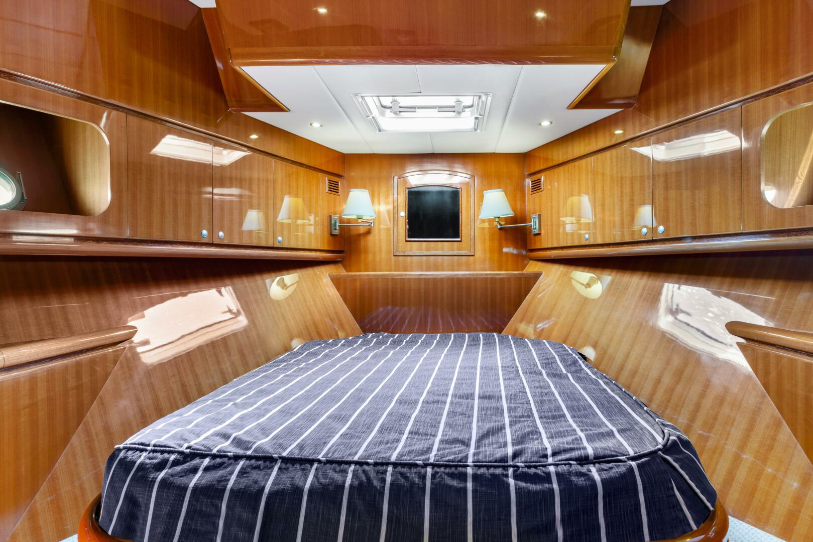Hampton-Cockpit Motoryacht 2007-PORK CHOP Newport Beach-California-United States-VIP STATEROOM-3941268 | Thumbnail