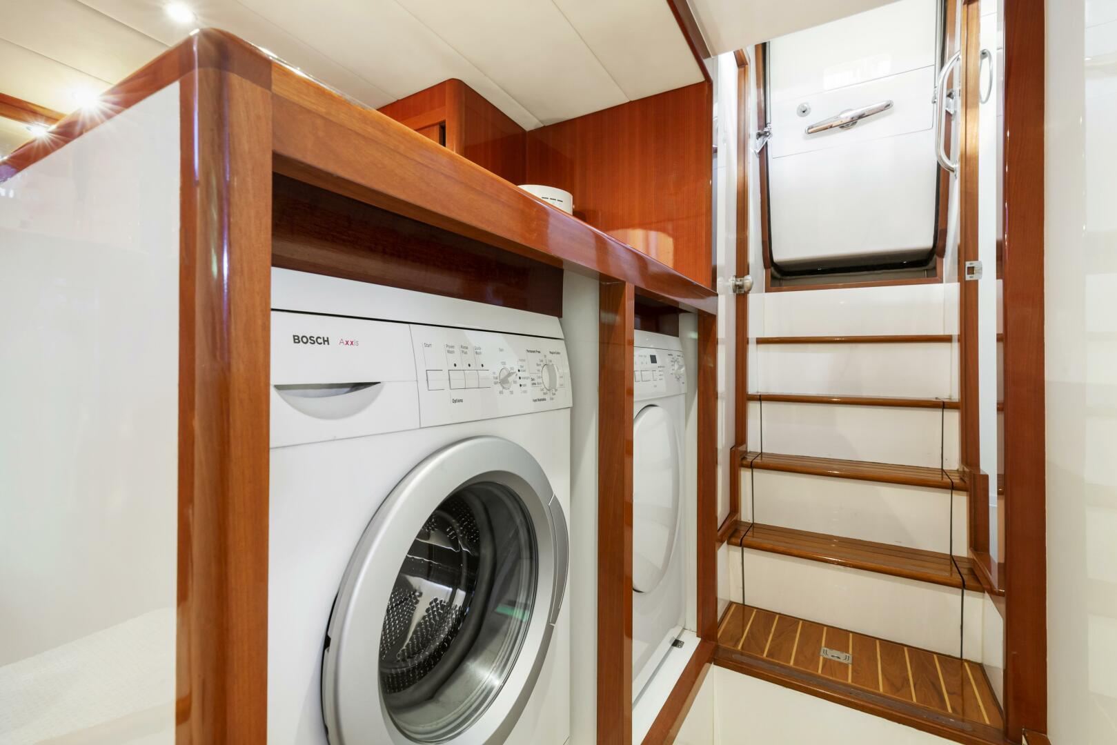 Hampton-Cockpit Motoryacht 2007-PORK CHOP Newport Beach-California-United States-WASHER AND DRYER -3941277 | Thumbnail