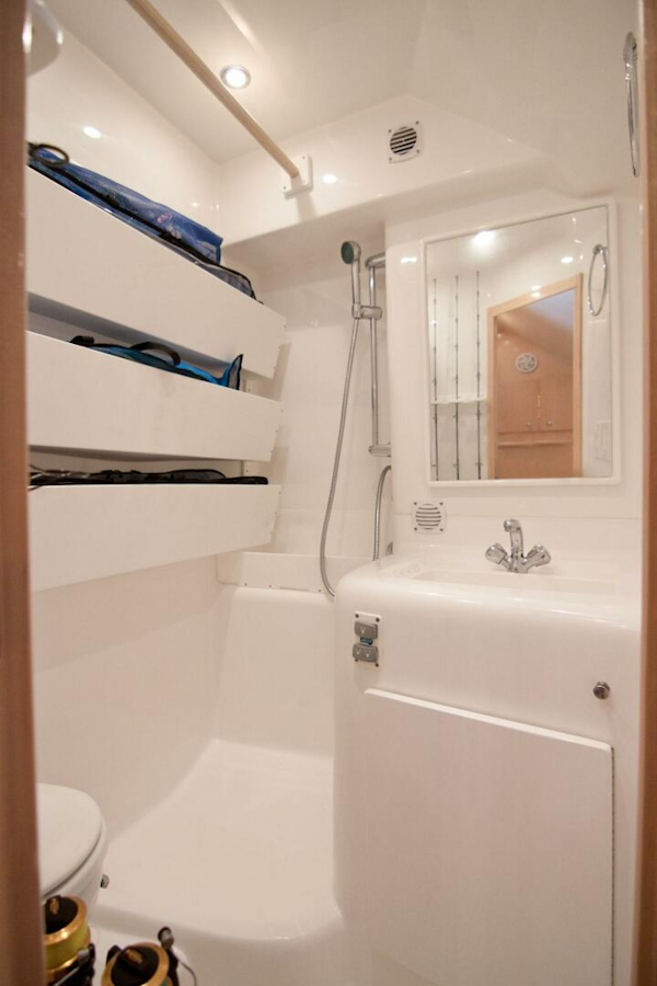 Out Island-38 Custom Express 2009-NO BONES ABOUT IT Jupiter-Florida-United States-Out Island 38 Express-Cabin Head-4017295