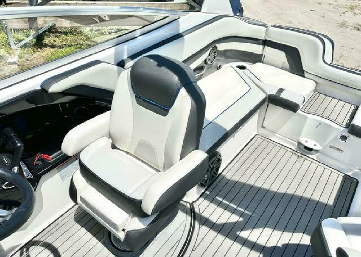 Yamaha Boats 2018 -Saint Petersburg-Florida-United States-Captains Chair At Helm-4111920 | Thumbnail