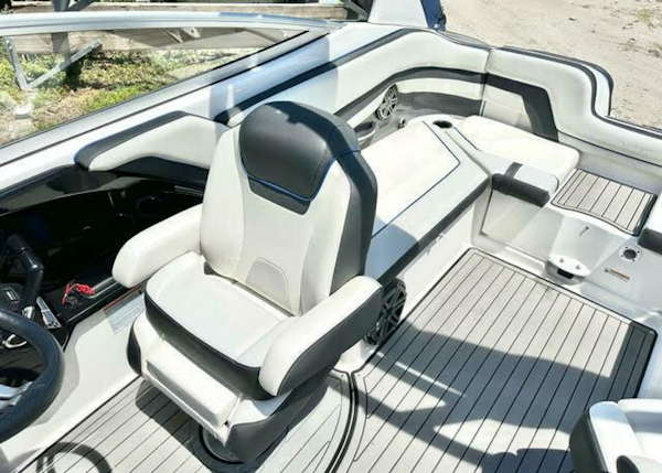 Yamaha Boats 2018 -Saint Petersburg-Florida-United States-Captains Chair At Helm-4111920