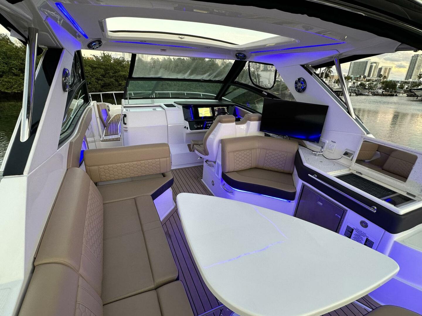 Sea Ray-Sundancer 320 2021 -Hollywood-Florida-United States-4191051 | Thumbnail