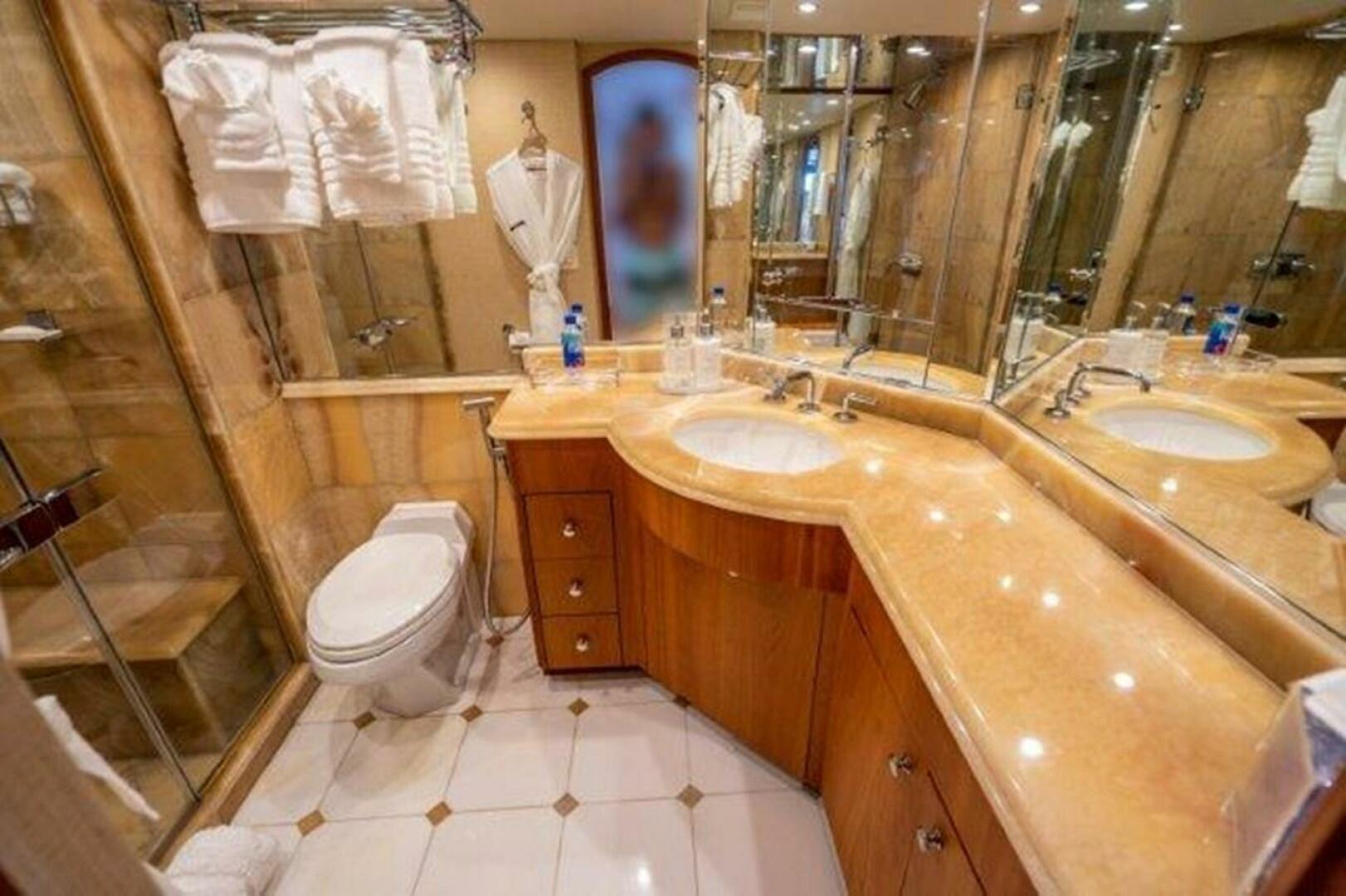 Hatteras 2003-CLAIRE Boca Raton-Florida-United States-Lower Deck Master Stateroom Ensuite-4193721 | Thumbnail