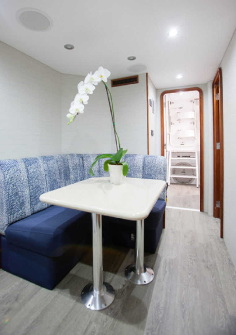 Westport-Raised Pilothouse 2003-HANNAH Aventura-Florida-United States-Crew Lounge / Dinette-4200001 | Thumbnail