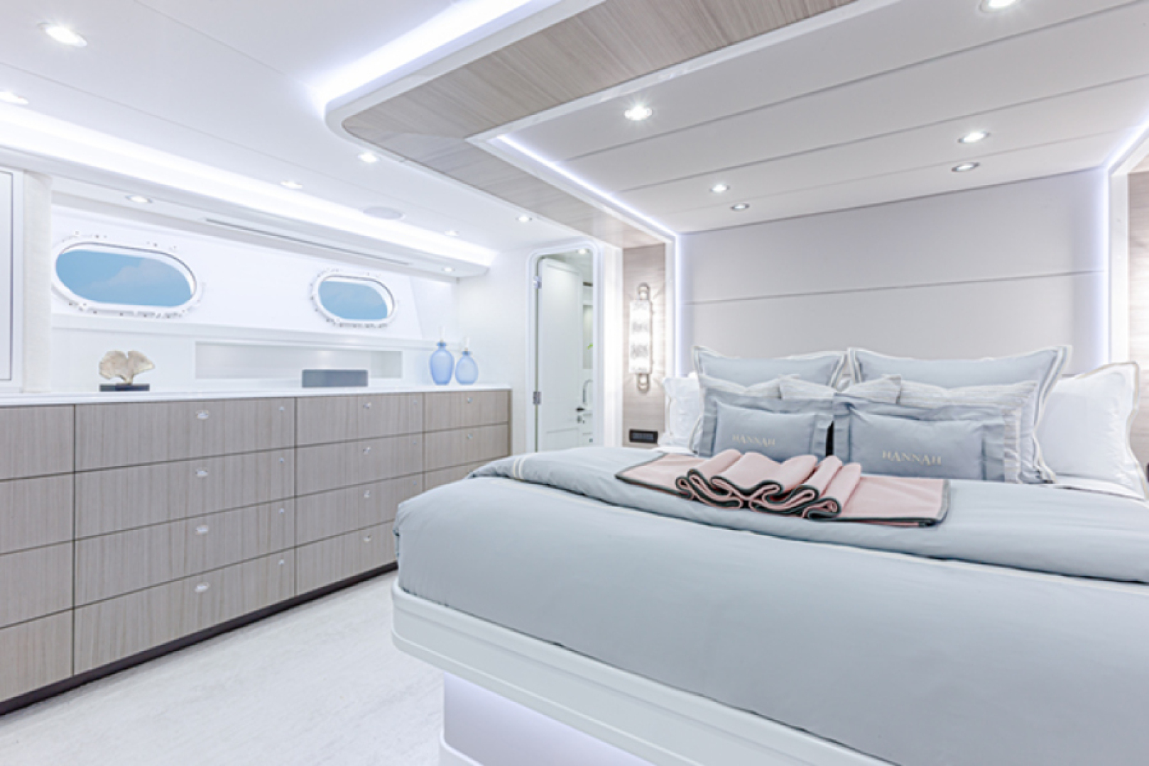 Westport-Raised Pilothouse 2003-HANNAH Aventura-Florida-United States-Master Stateroom-4199967 | Thumbnail