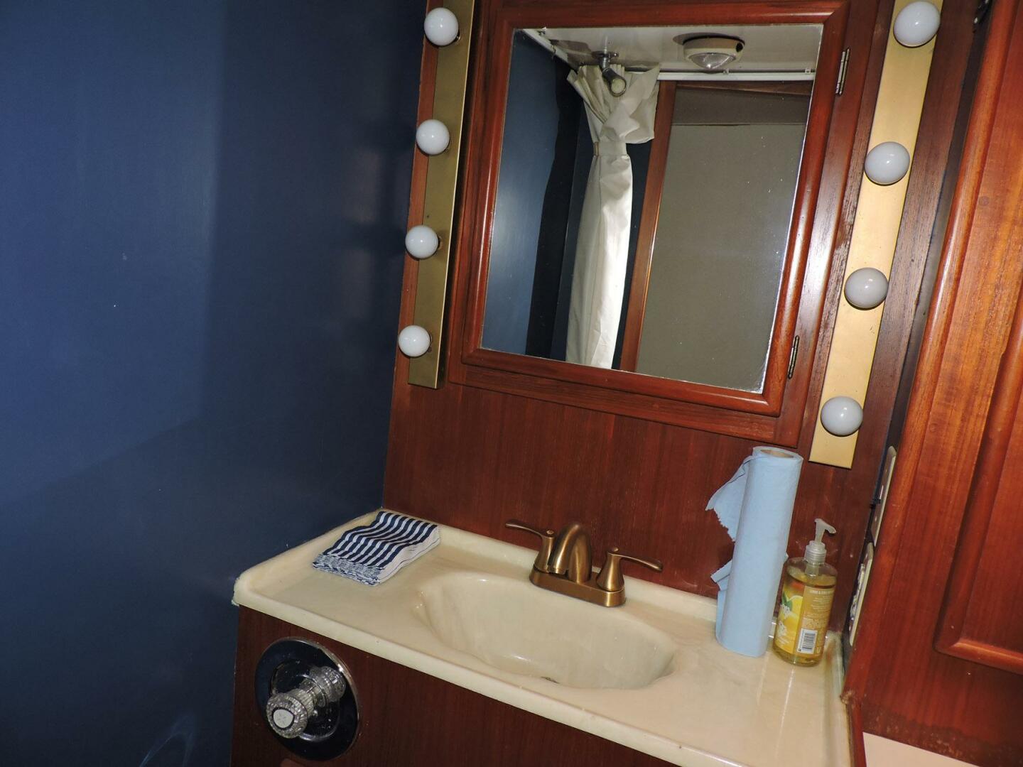 Post-44 1990-Lost Tarheel Fort Pierce-Florida-United States-51 Day Head Vanity-4456898 | Thumbnail