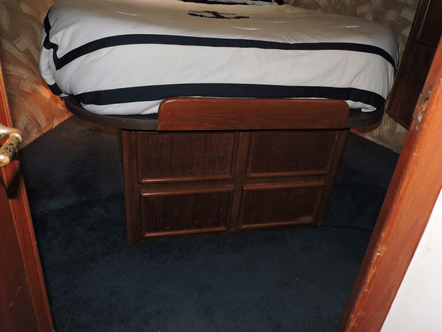 Post-44 1990-Lost Tarheel Fort Pierce-Florida-United States-36 Under Bed Drawrs-4456873 | Thumbnail
