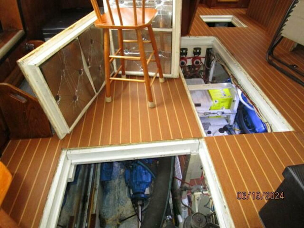 Mainship-40DC 1984-Phase II Bucksport-South Carolina-United States-40 Mainship engine room access-4462842