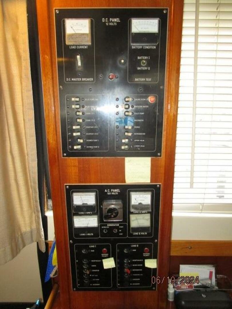Mainship-40DC 1984-Phase II Bucksport-South Carolina-United States-40 Mainship electrical panels-4462841 | Thumbnail