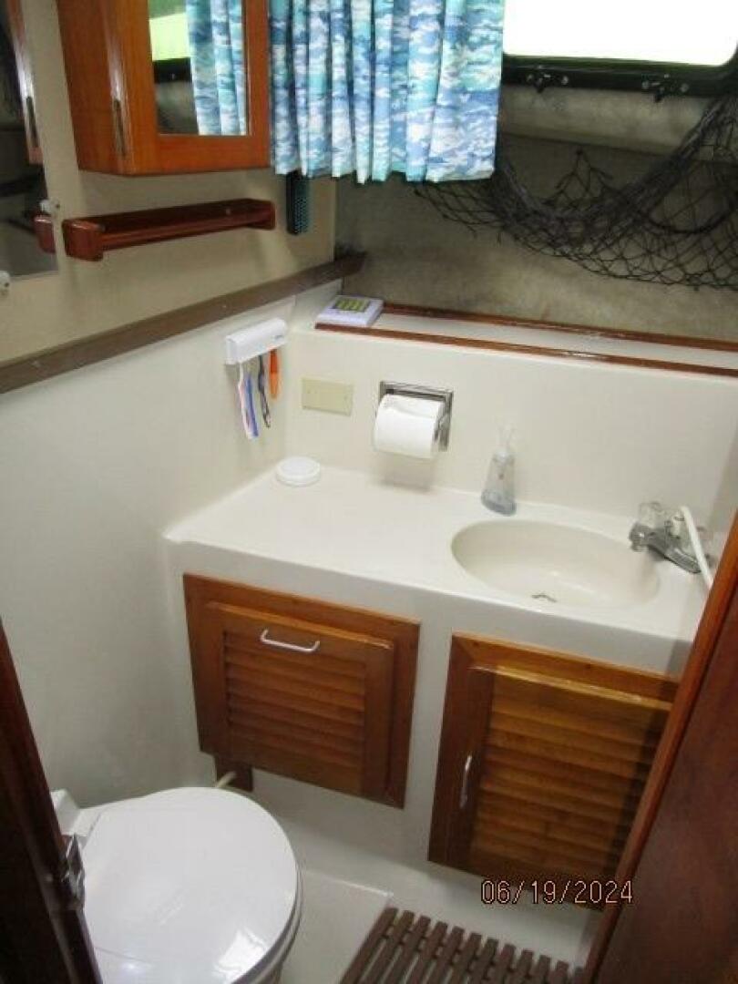 Mainship-40DC 1984-Phase II Bucksport-South Carolina-United States-40 Mainship guest stateroom head-4462860 | Thumbnail