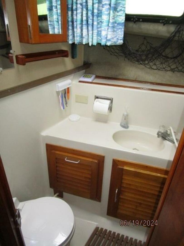 Mainship-40DC 1984-Phase II Bucksport-South Carolina-United States-40 Mainship guest stateroom head-4462860