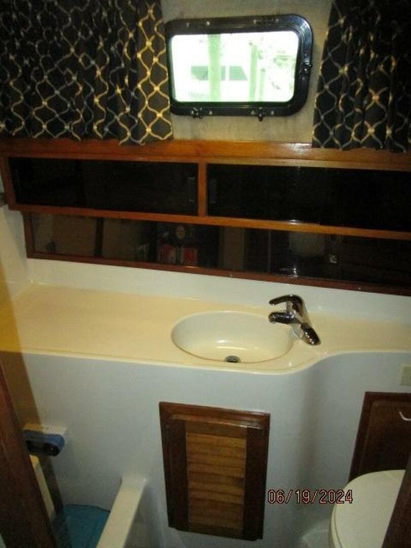 Mainship-40DC 1984-Phase II Bucksport-South Carolina-United States-40 Mainship master stateroom head-4462870 | Thumbnail