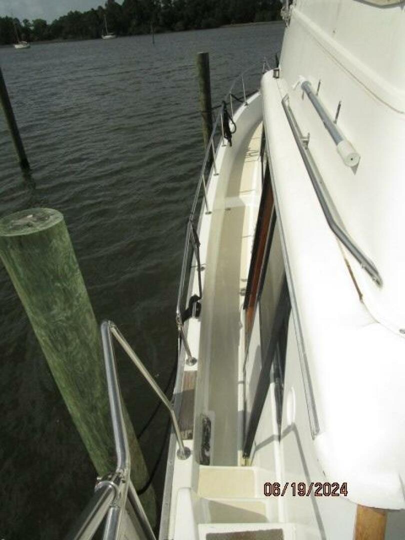 Mainship-40DC 1984-Phase II Bucksport-South Carolina-United States-40 Mainship port side deck2-4462884 | Thumbnail