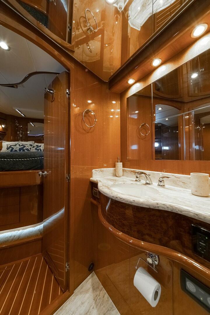 Hampton-Motor Yacht 2013-ISOBEL III Fort Lauderdale-Florida-United States-Guest Head-4476673 | Thumbnail
