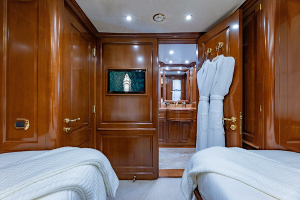 Benetti-Classic 2013-NAMASTE Fort Lauderdale-Florida-United States-Lower Deck Starboard Twin-4481618