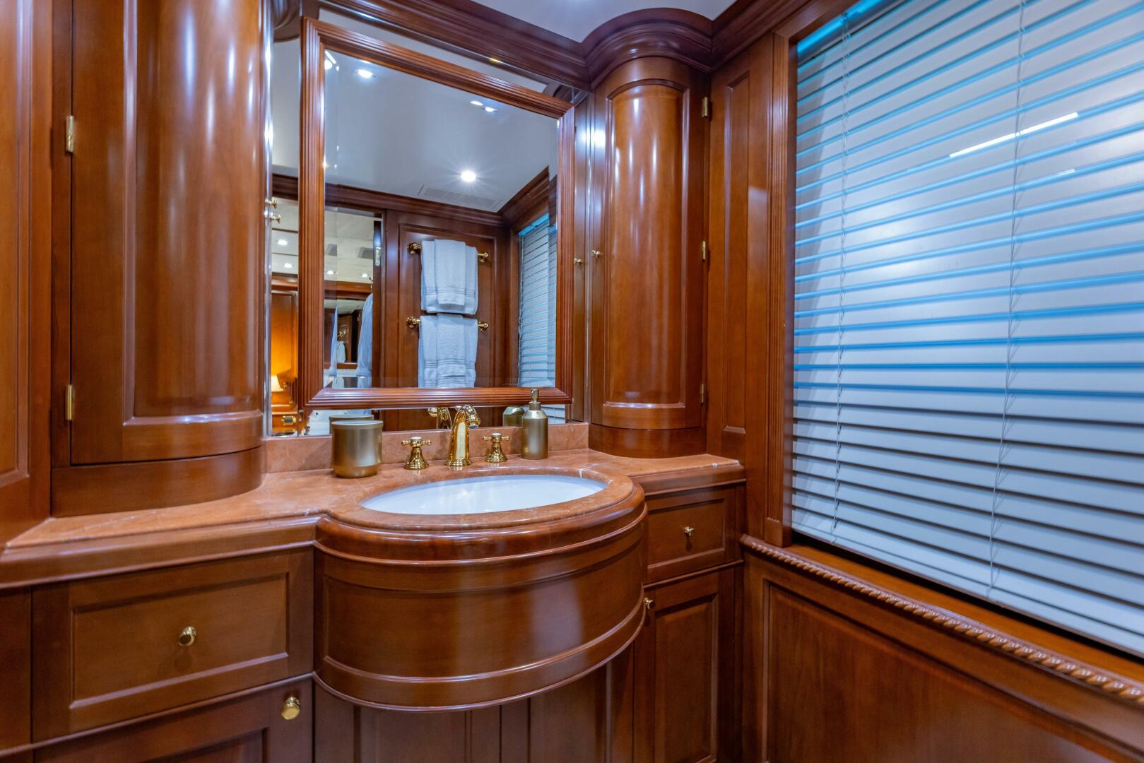 Benetti-Classic 2013-NAMASTE Fort Lauderdale-Florida-United States-Lower Deck Starboard Twin Ensuite-4481620 | Thumbnail