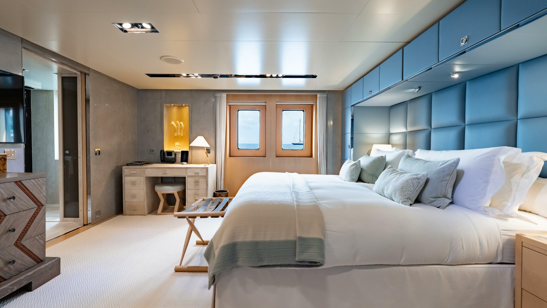 Icon 2010-LOON Virgin Islands (US)-Loon 221 Tank Deck Port Aft Guest Stateroom-4528227 | Thumbnail