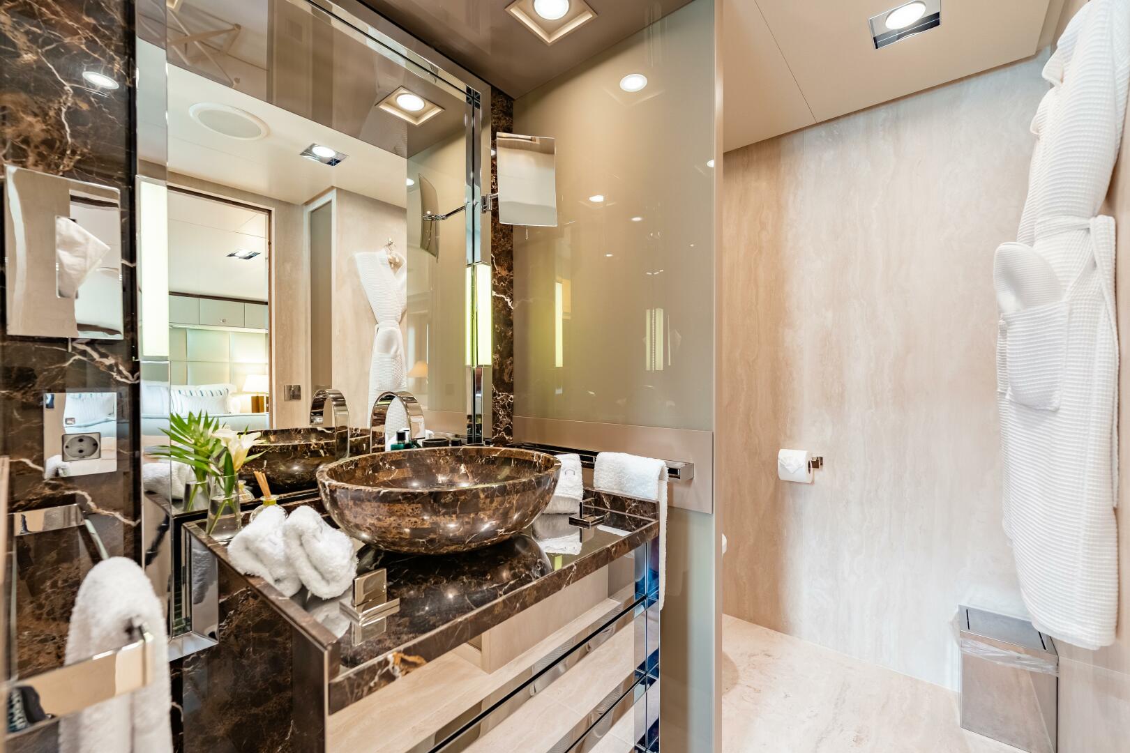 Icon 2010-LOON Virgin Islands (US)-Loon 221 Lower Deck Starboard Aft Guest Ensuite-4528220 | Thumbnail