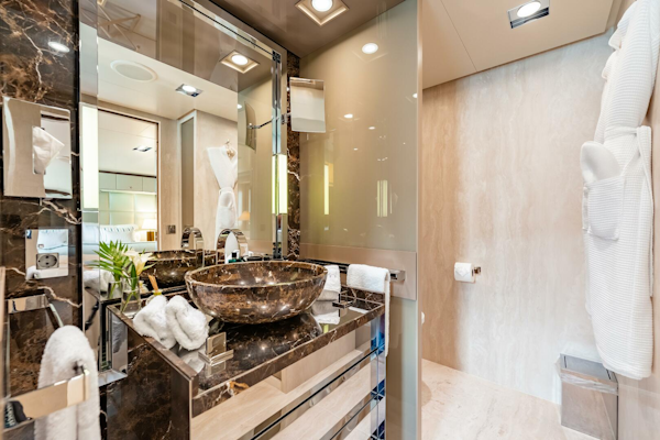 Icon 2010-LOON Virgin Islands (US)-Loon 221 Lower Deck Starboard Aft Guest Ensuite-4528220