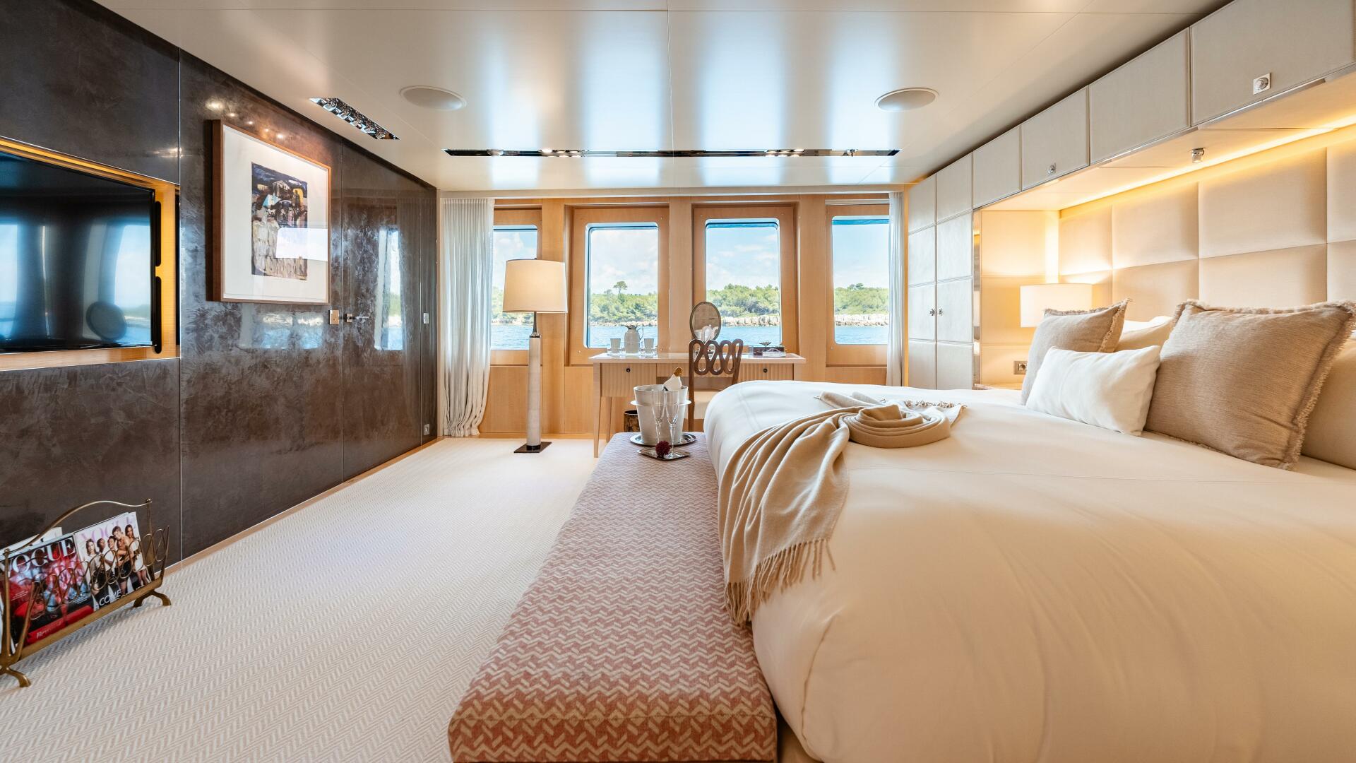 Icon 2010-LOON Virgin Islands (US)-Loon 221 Main Deck Master Stateroom-4528214 | Thumbnail