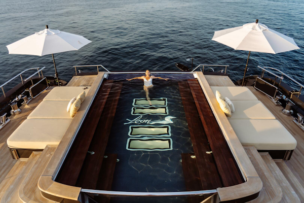 Icon 2010-LOON Virgin Islands (US)-Loon 221 Main Deck Aft Pool-4528197