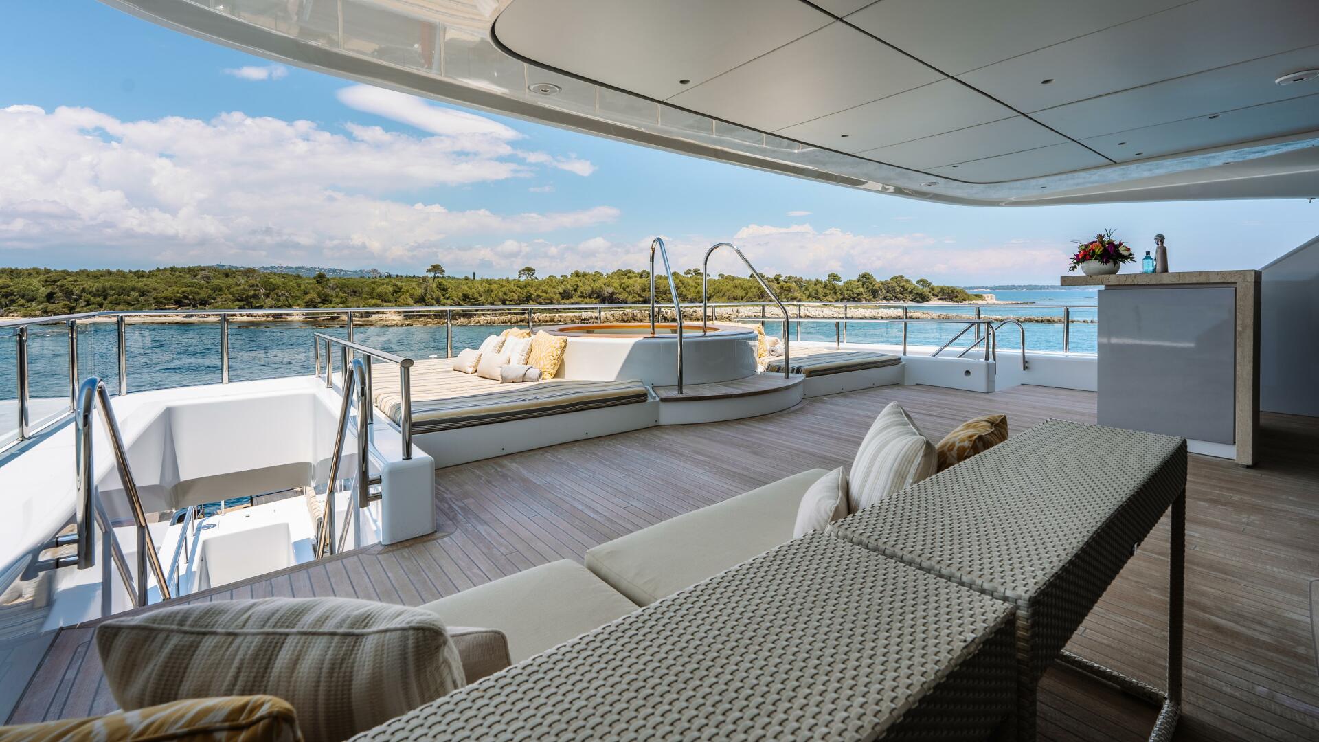 Icon 2010-LOON Virgin Islands (US)-Loon 221 Bridge Deck Aft Jacuzzi and Lounge Area-4528249 | Thumbnail