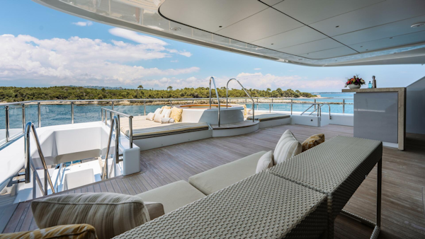 Icon 2010-LOON Virgin Islands (US)-Loon 221 Bridge Deck Aft Jacuzzi and Lounge Area-4528249