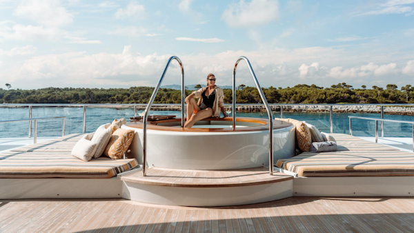 Icon 2010-LOON Virgin Islands (US)-Loon 221 Bridge Deck Aft Jacuzzi and Lounge Area-4528250