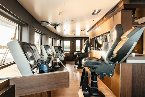 Icon 2010-LOON Virgin Islands (US)-Loon 221 Bridge Deck Pilothouse-4528253