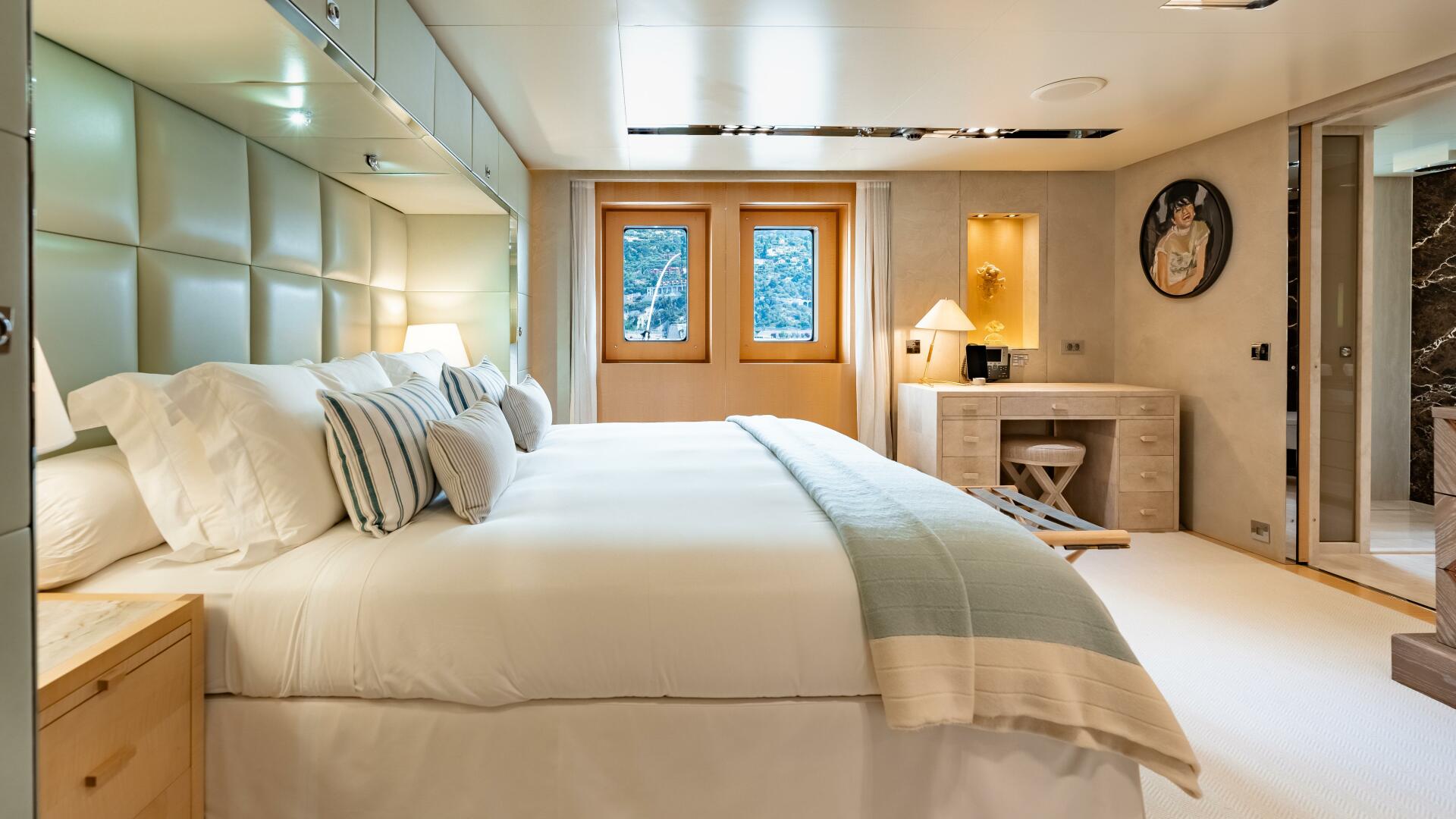 Icon 2010-LOON Virgin Islands (US)-Loon 221 Lower Deck Starboard Aft Guest Stateroom-4528218 | Thumbnail