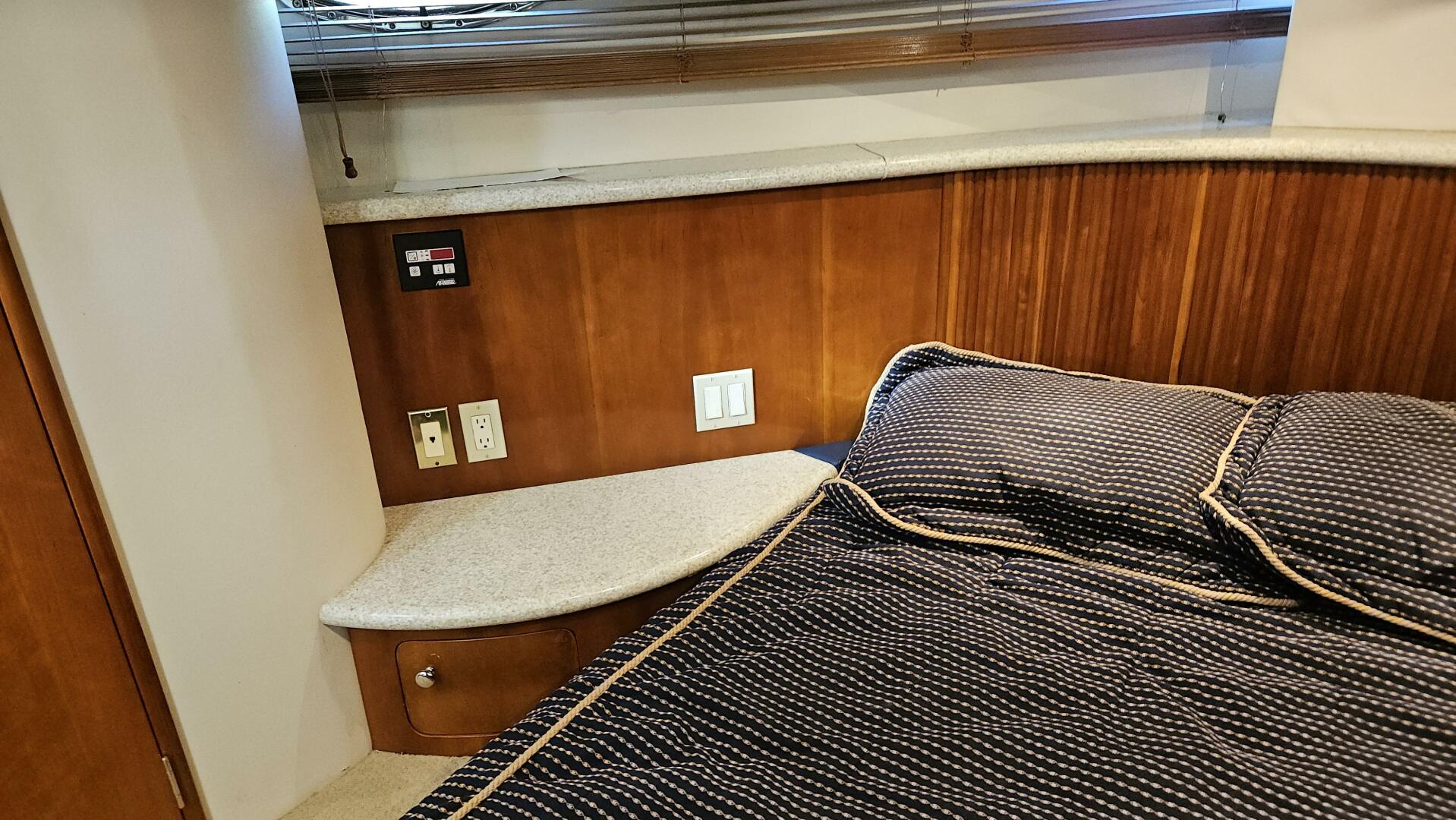 Carver-450 Voyager 2000-FRIENDSHIP Essex-Connecticut-United States-4583529 | Thumbnail