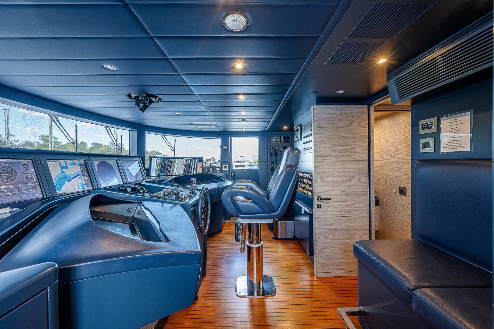 Benetti-132 Classic Supreme 2016 -Nassau-Bahamas-Benetti 132  Cofina  Interior Helm-4581766 | Thumbnail
