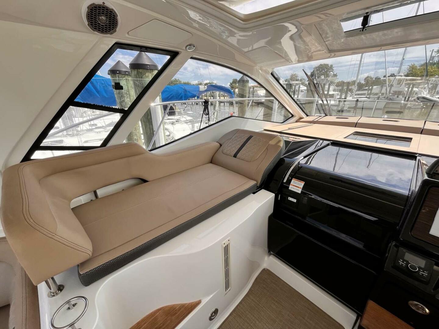Sea Ray-350 Sundancer Coupe 2018-Bay Dog Edgewater-Maryland-United States-4582962 | Thumbnail