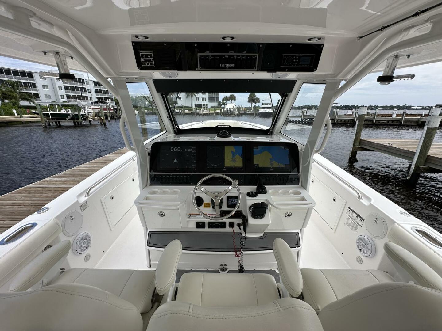Everglades 2017-43 2017 Everglades Center Console stuart-Florida-United States-4583966 | Thumbnail