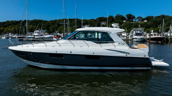 Cruisers-48 Cantius 2013 -Freeport-New York-United States-4681911