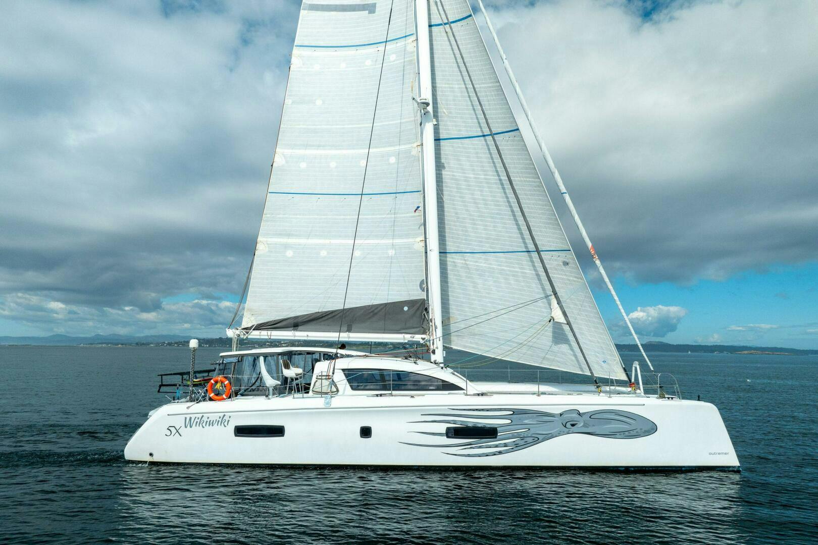 Outremer-5X 2018-Wikiwiki Sidney-British Columbia-Canada-4778630