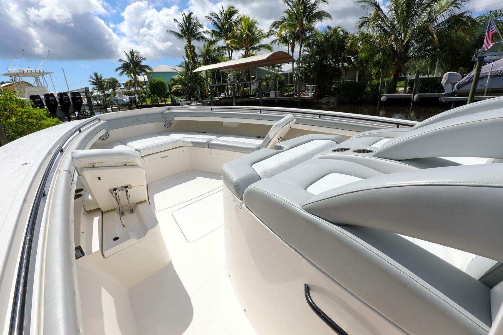 Regulator-41 2020-Grey Hull Stuart-2020 Regulator 41 boat with spacious seating and modern design.-4946340 | Thumbnail