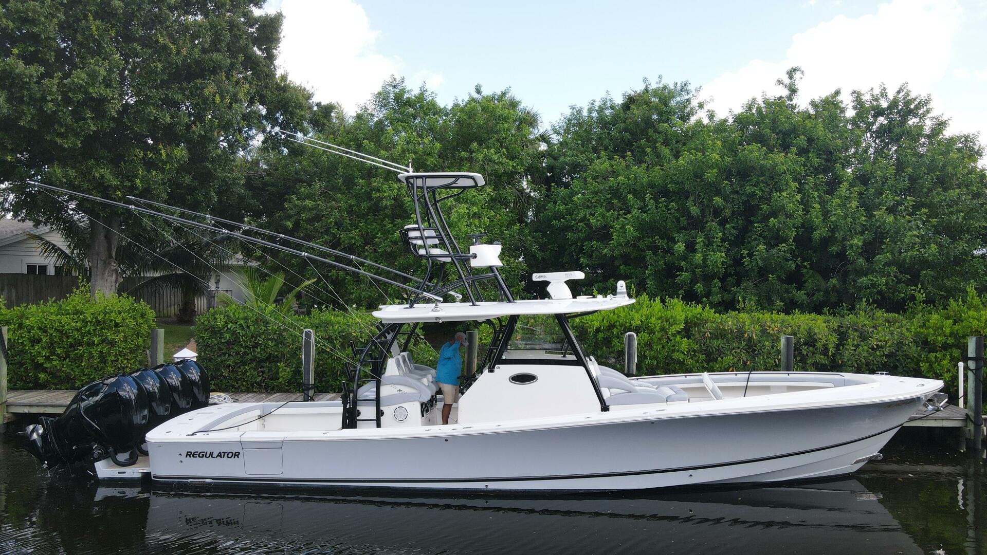 Regulator-41 2020-Grey Hull Stuart-2020 Regulator 41 boat docked near lush greenery.-4946310 | Thumbnail