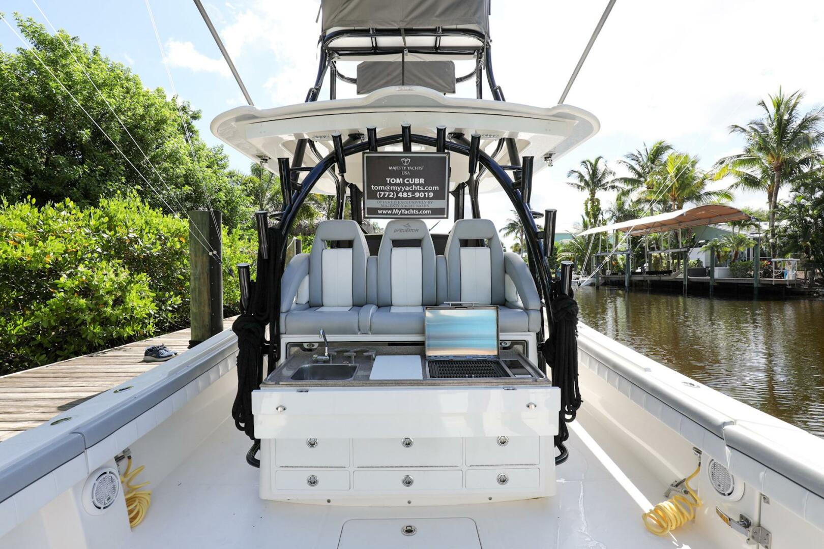 Regulator-41 2020-Grey Hull Stuart-2020 Regulator 41 boat interior with seating and workstation.-4946322 | Thumbnail