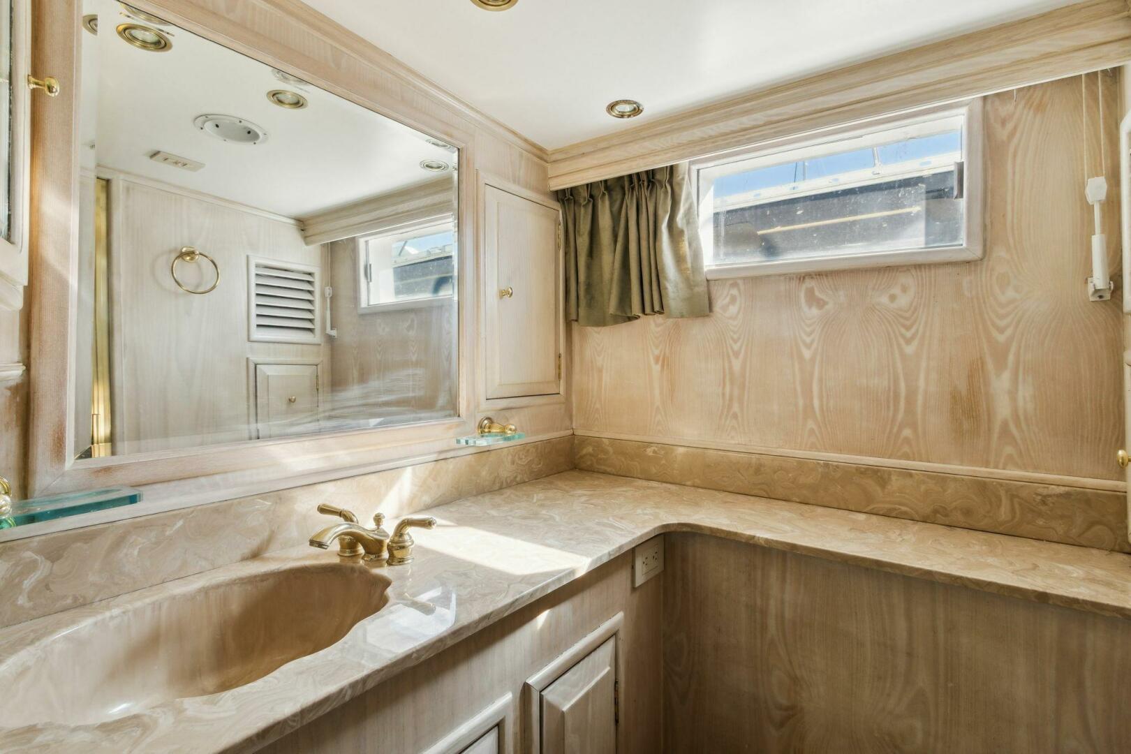 Burger-63 PH 1963-FIRST LADY St Marys-Georgia-United States-4958560 | Thumbnail