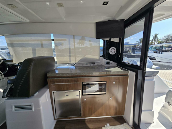 Four Winns-V355 Coupe OB 2020-LIVE IT UP Fort Lauderdale-Florida-United States-4985589